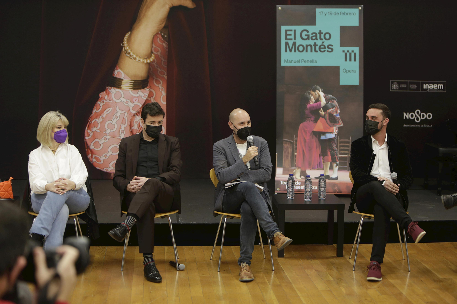 Javier Menéndez, director del Teatro de la Maestranza, presentando junto a los cantantes esta producción.