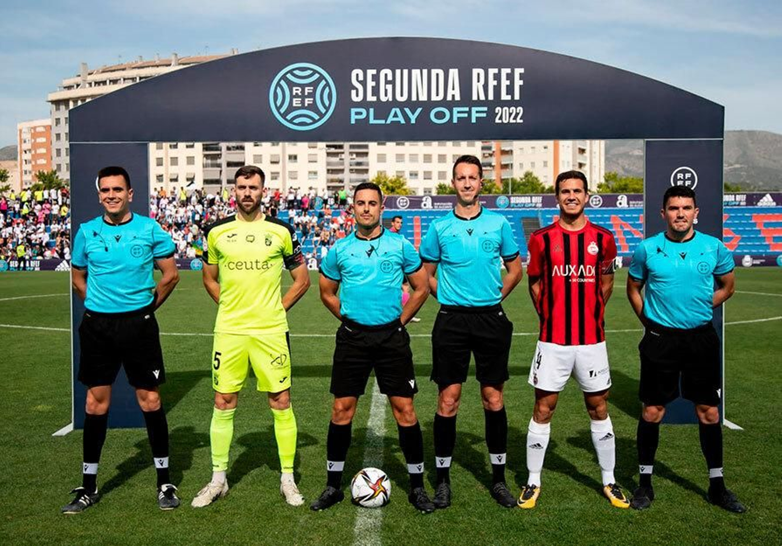 Ortega Herrera (en el centro), en la final del ascenso entre el Adarve y el Ceuta.