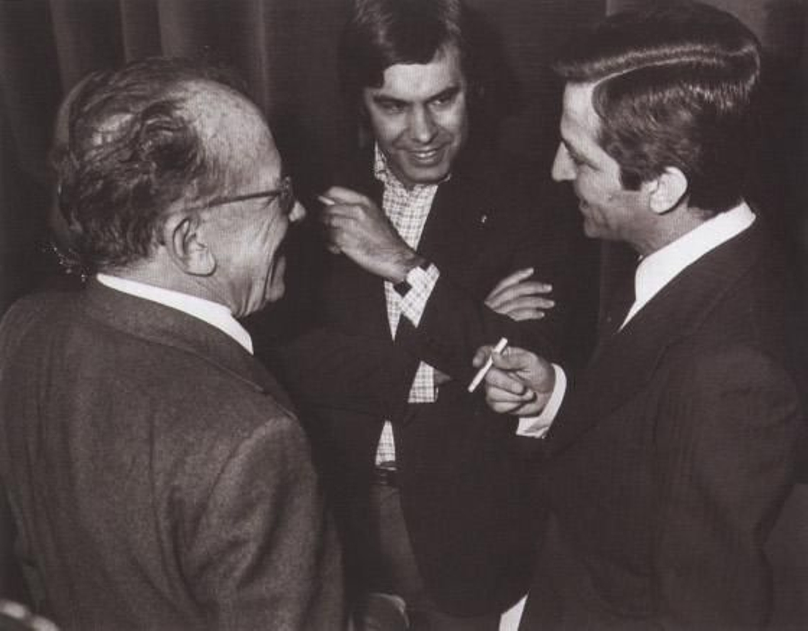 Santiago Carrillo, Felipe González y Adolfo Suárez conversan el 14 de febrero de 1978 durante la entrega de los premios Populares del diario 'Pueblo'.

Foto: EFE