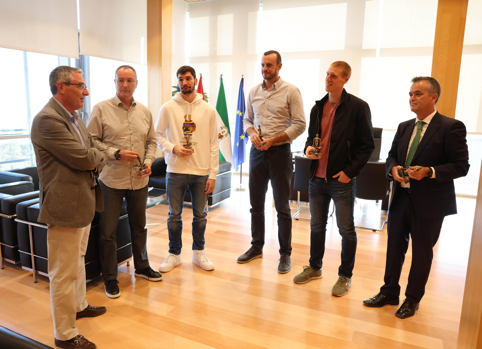 Los campeones de Europa, recibidos por las instituciones