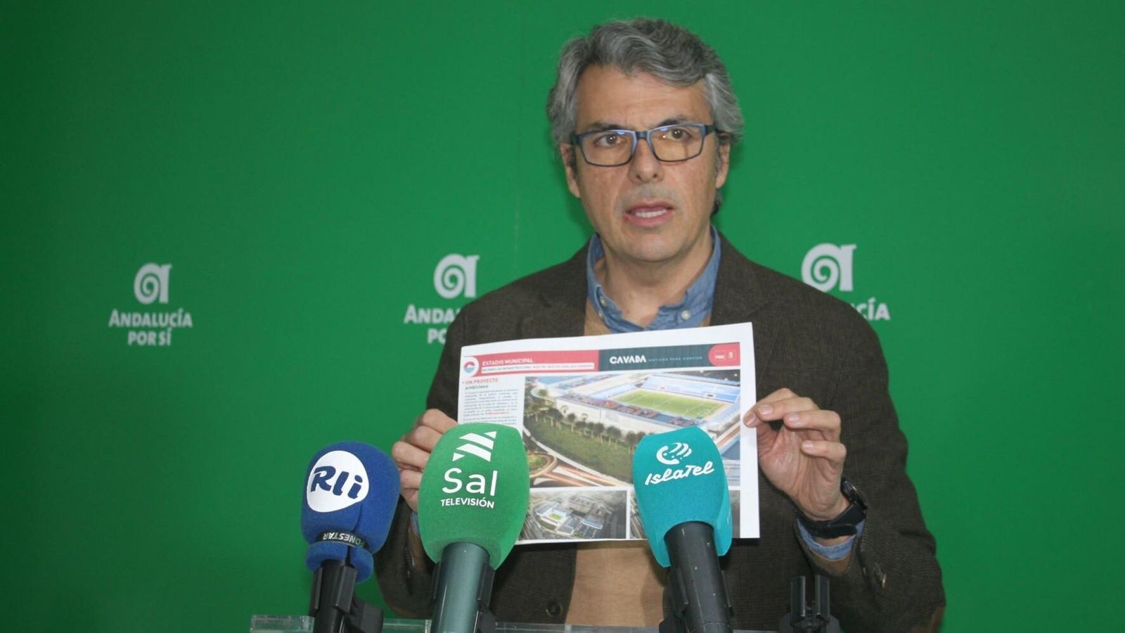 Fran Romero muestra una de las infografías repartidas por el PSOE en la campaña donde se muestra el proyecto del nuevo estadio.