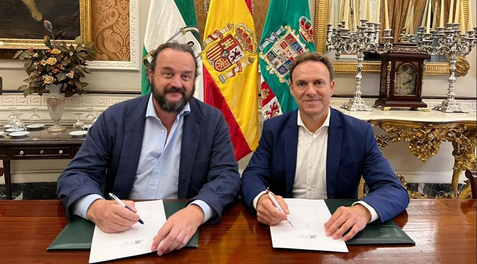 Torremocha (izqda.) junto a De la Encina en la firma del acta de adhesión de la Diputación a la Red 'Menores ni una Gota'.