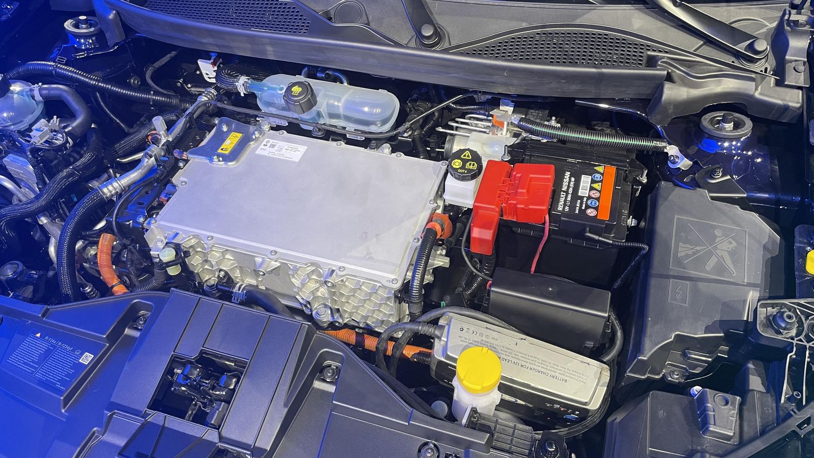 El motor no es muy diferente al del Mégane E-Tech y ofrece tres niveles de potencia. En el caso de los dos más enérgicos tienen un cargador embarcado bidireccional.