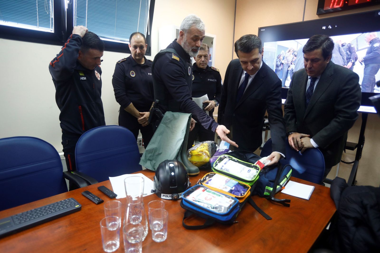 Presentación de las mochilas para emergencia de la Policía Local.