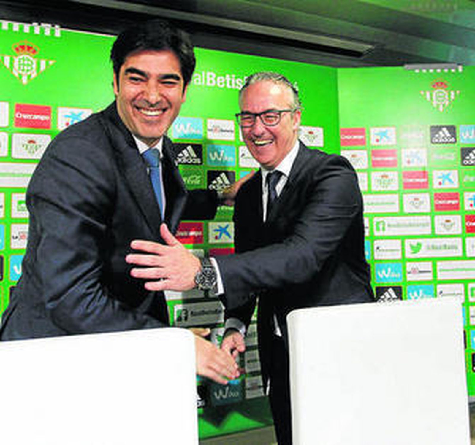 Ángel Haro bromea con Miguel Torrecilla.