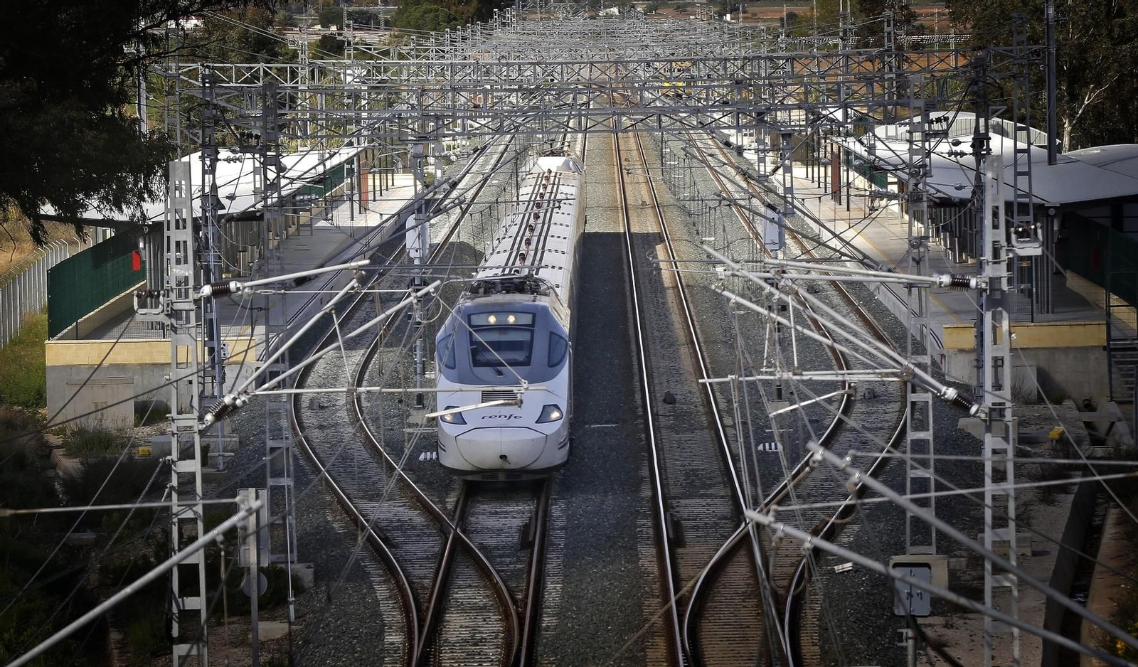 Un tren Alvia que conecta Jerez con Madrid a su paso por el apeadero del Aeropuerto.