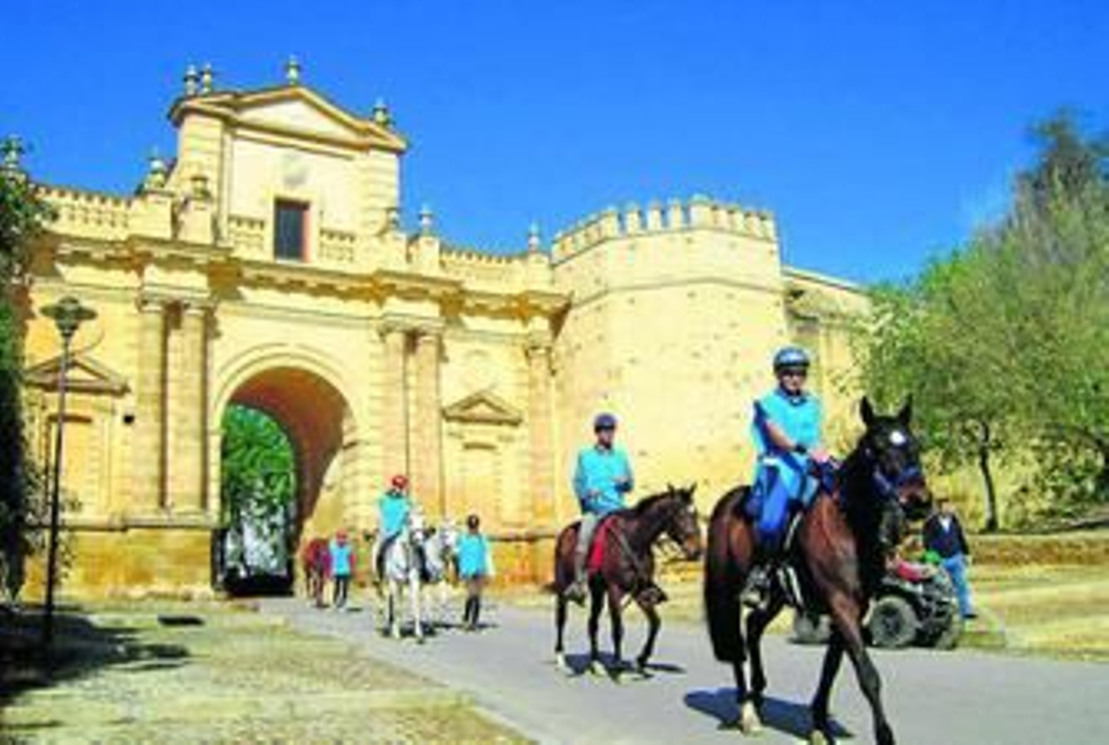 Los que no quieran andar, puedan optar por el caballo, como estos turistas que cruzan la Puerta de Córdoba.