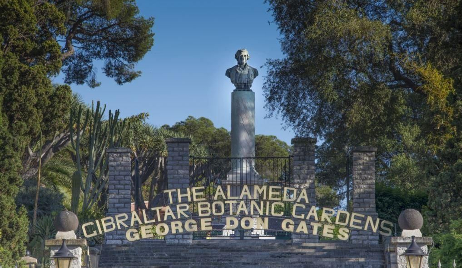 Entrada a los jardines botánicos de la Alameda.