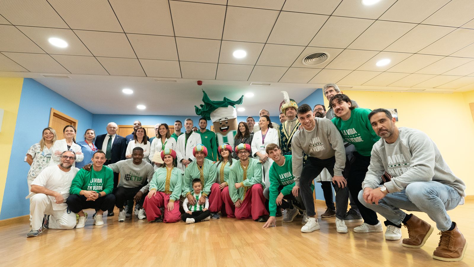 Imagen de familia de la visita del Betis.