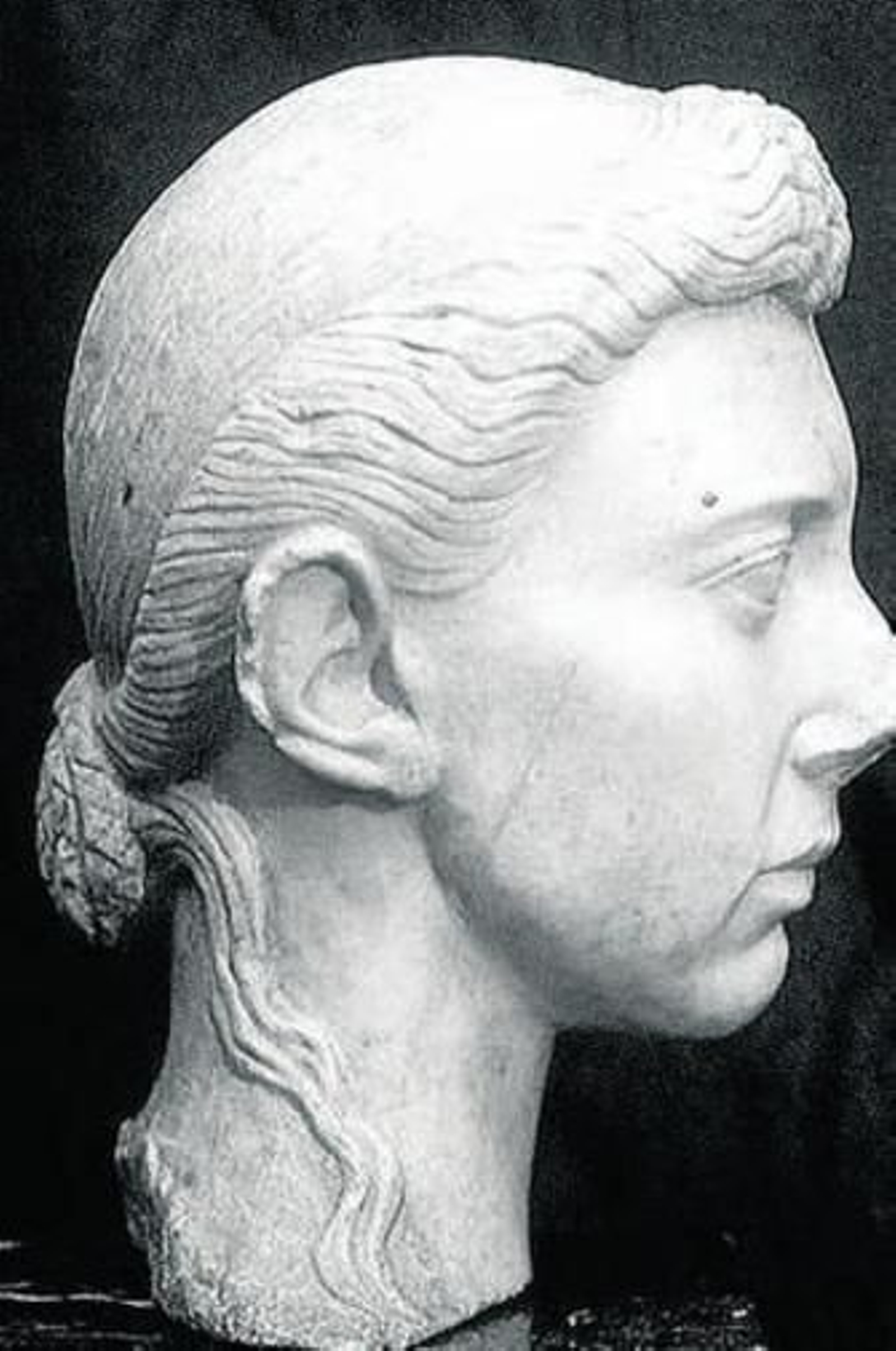 Serie de cuatro esculturas béticas donde se observan los elaborados peinados que lucían las mujeres de la zona, siempre pendientes de lo que dictaban los cánones desde Roma. También se aprecian dos acus crinalis, ambasdepositadas en el Museo Provincial de Cádiz.