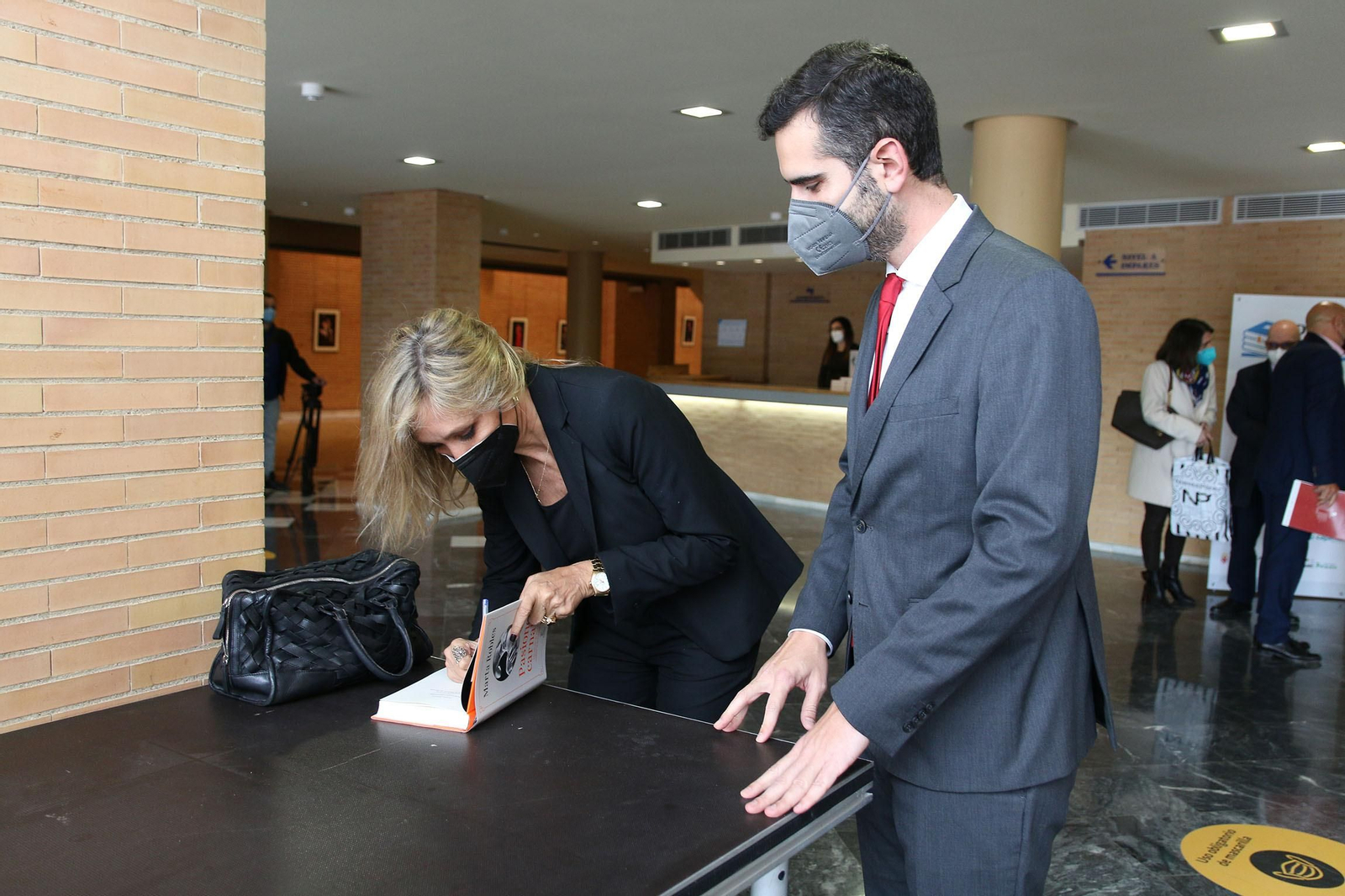 Fotogalería Diario de los Libros, con Marta Robles y su obra 'Pasiones carnales'