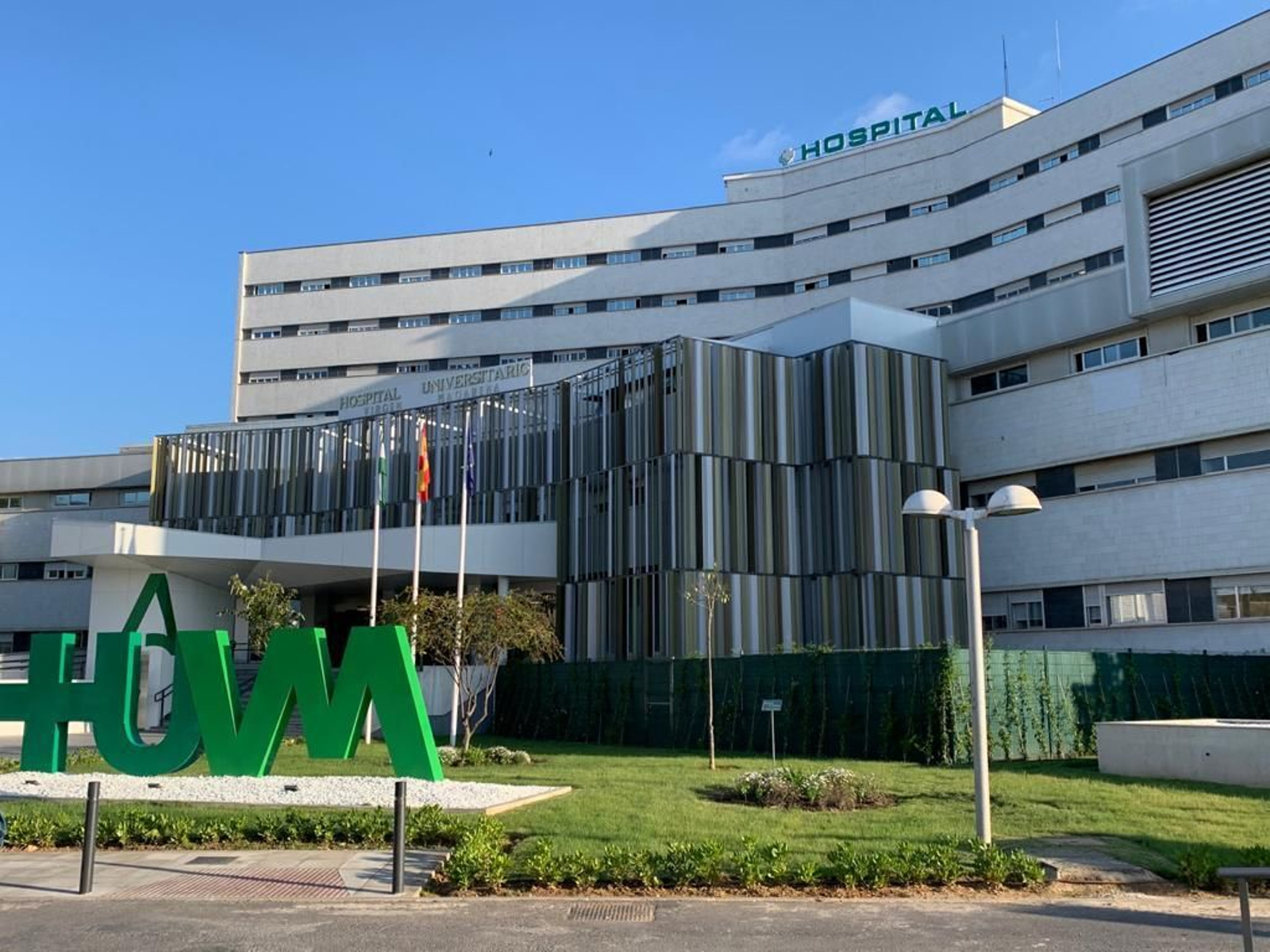 Fachada principal del Hospital Virgen Macarena.
