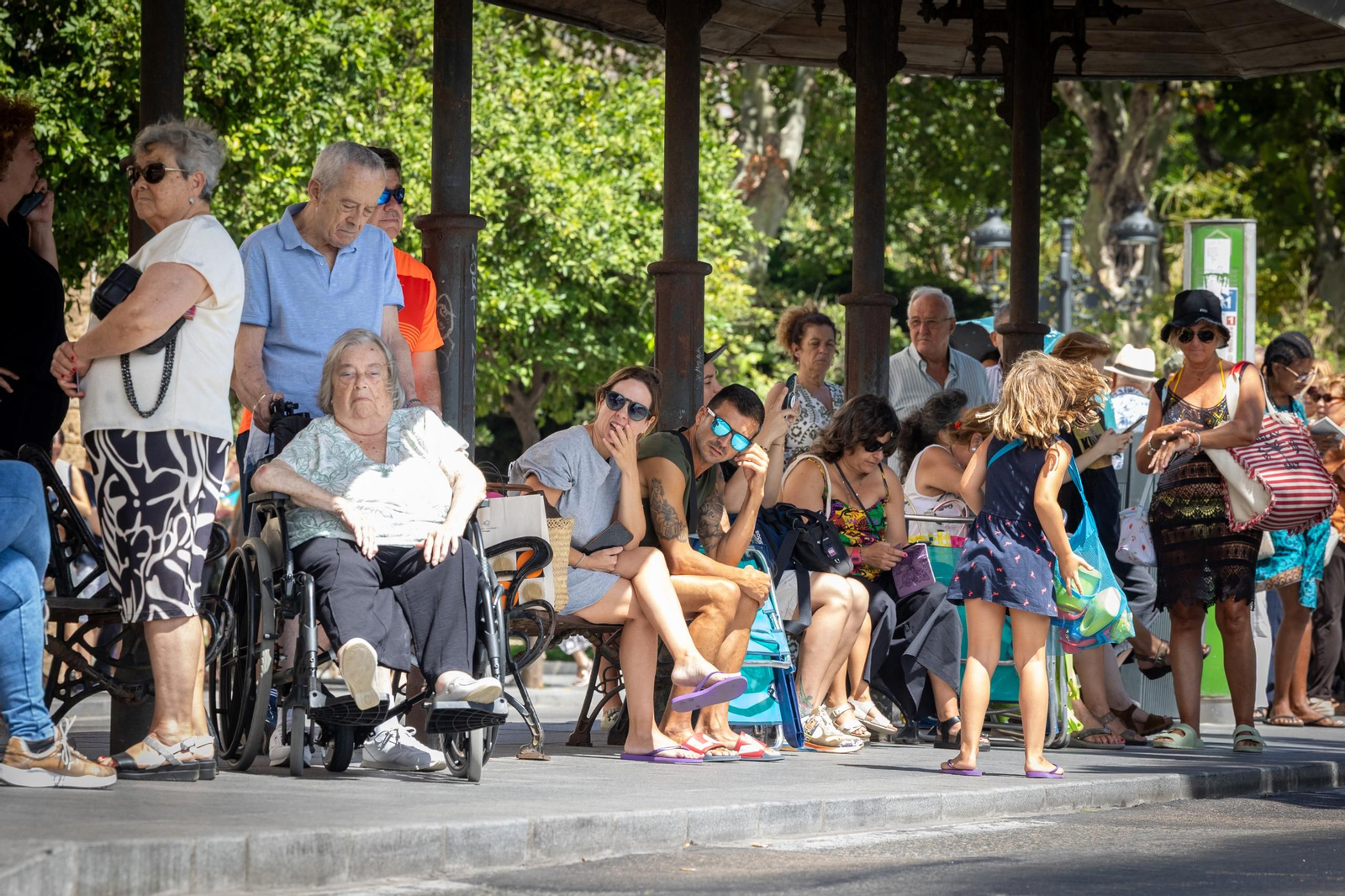 Usuarios hartos ya de trece días de demoras en el servicio público de autobuses urbanos.