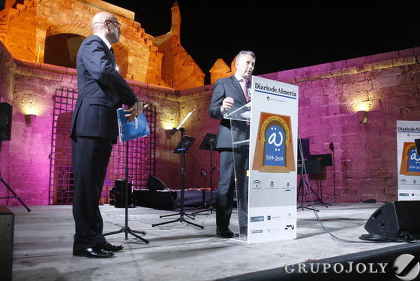 José Joly, presidente de la empresa periodística Federico Joly y Cía, pronunció uno de los cinco discursos que Diario de Almería programó para la celebración de la gala del Milenio, que tuvo como escenario el Patio de Las Armas del conjunto monumental La Alcazaba. / Rafael González y Ricardo García