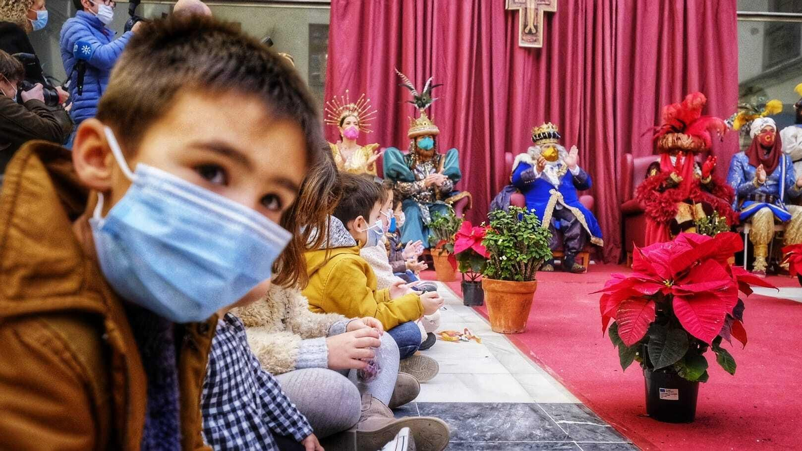 Imágenes de los Reyes Magos recorriendo Cádiz el 5 de enero