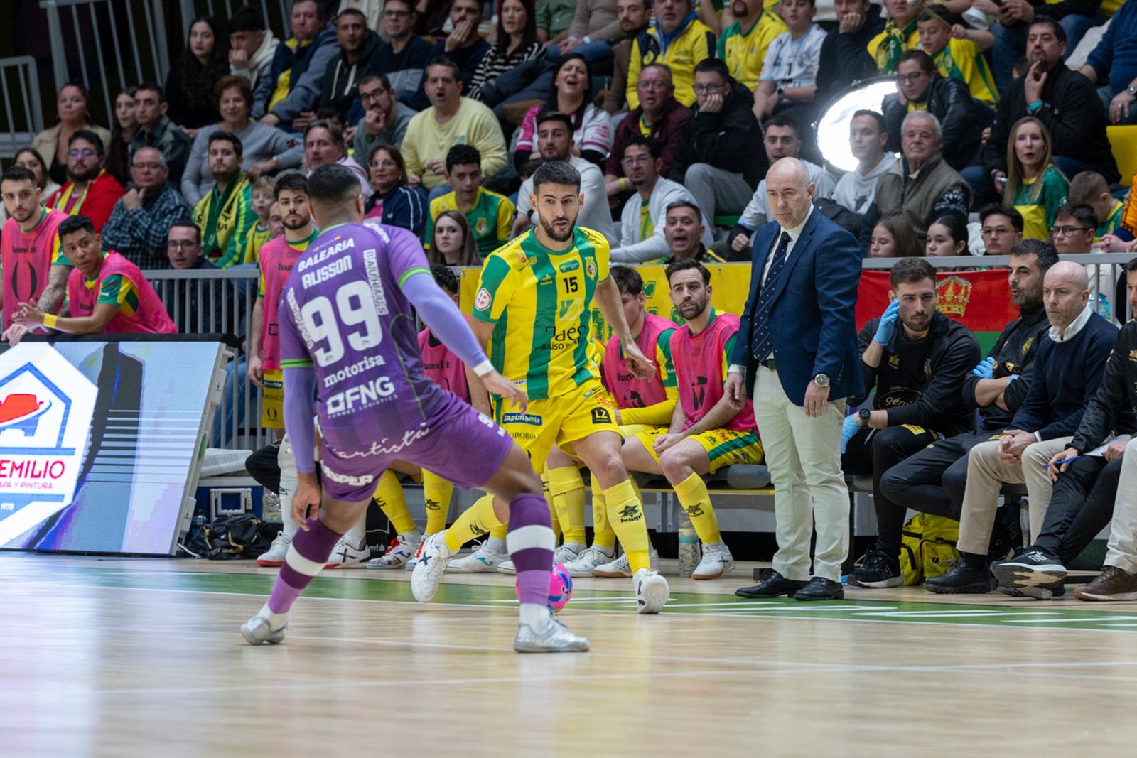 Dani Rodríguez observa una acción de Lemine ante Alisson.