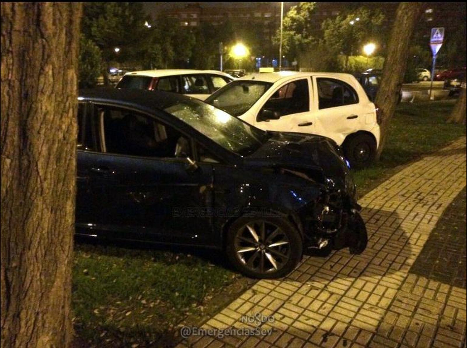 El conductor se subió a una isleta y atropelló a los dos peatones.