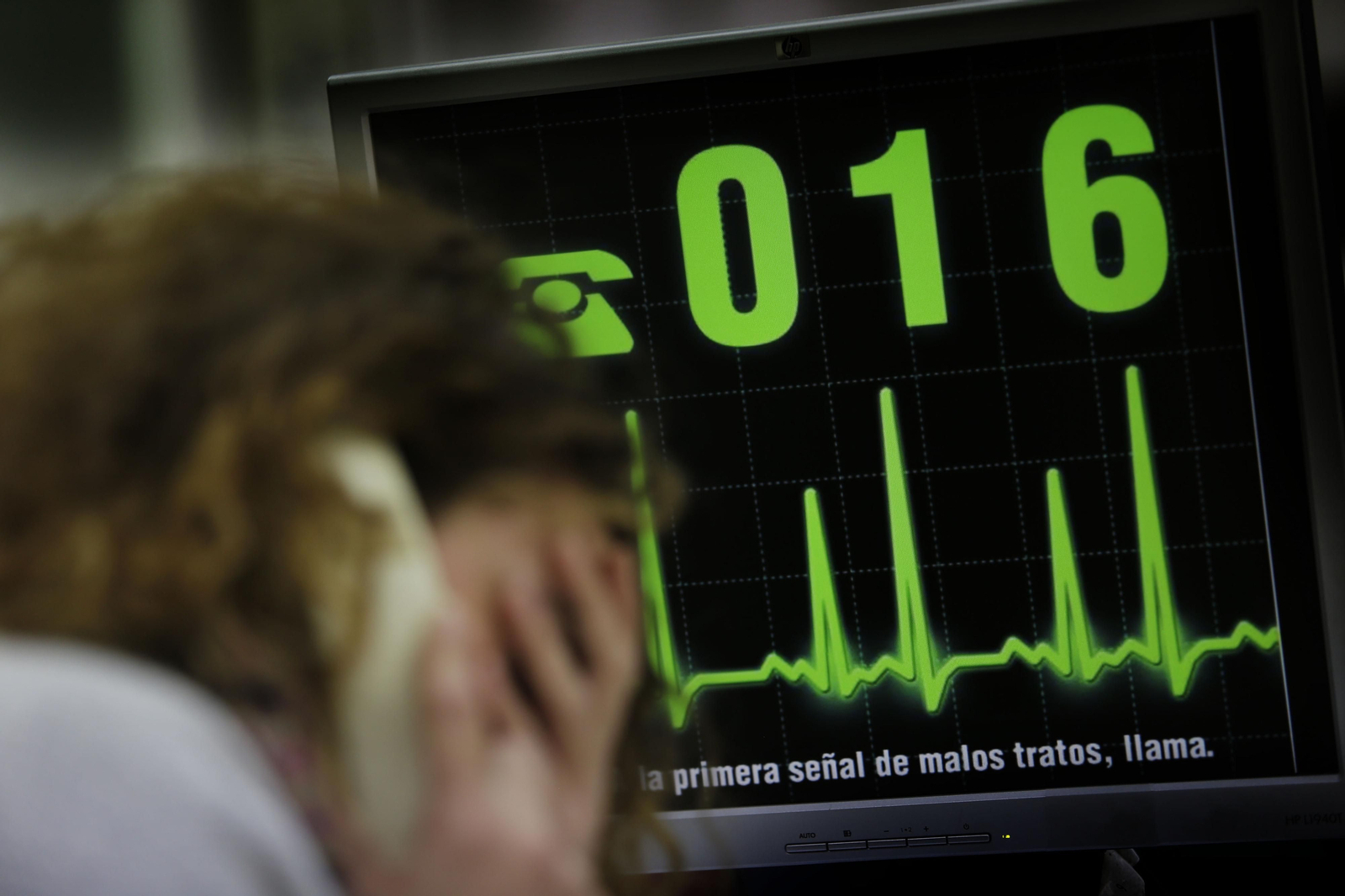 Una mujer atiende una llamada del 016