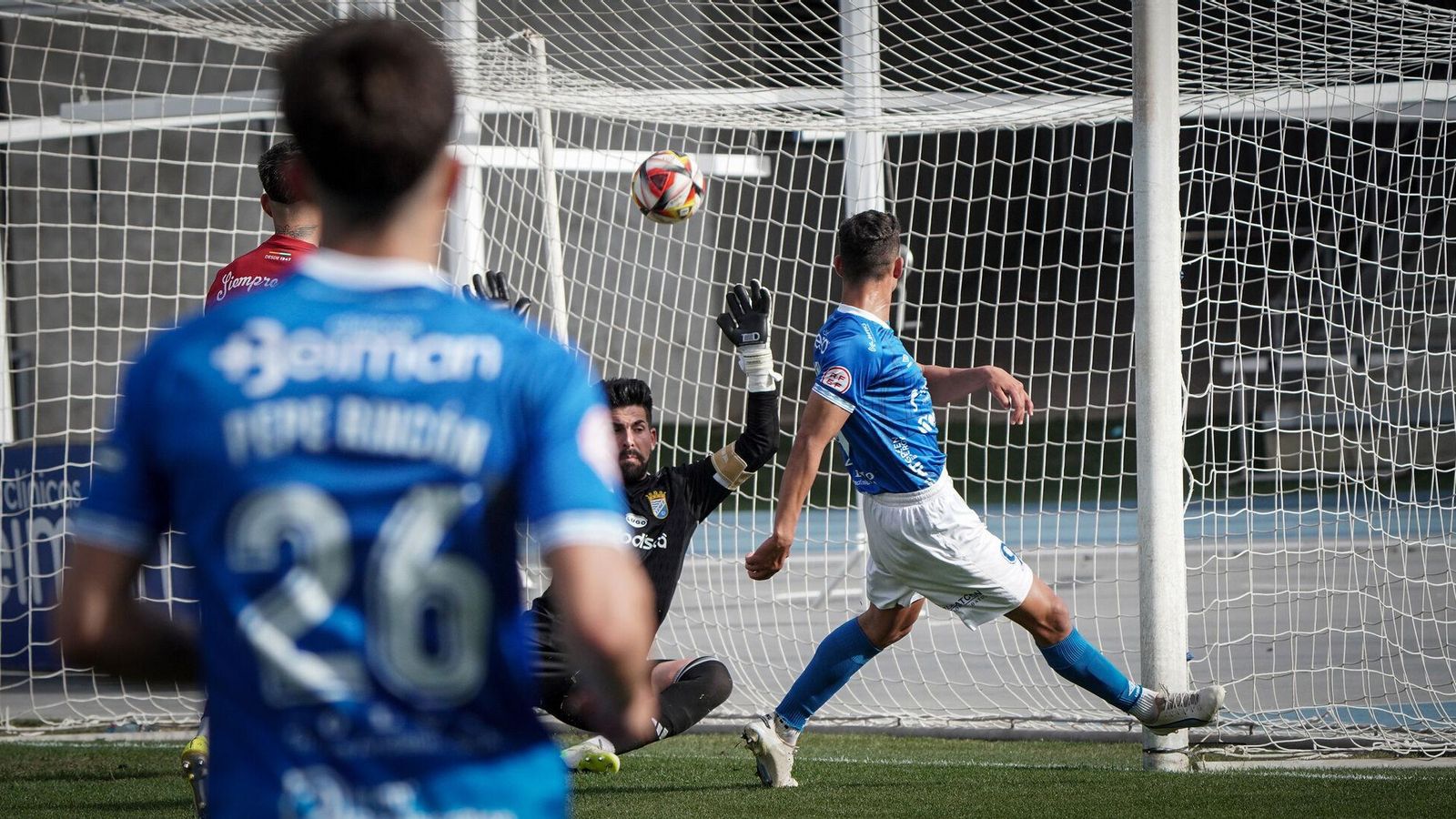 Pablo González, en el momento de batir al guardameta del Xerez Deportivo Isma Gil.