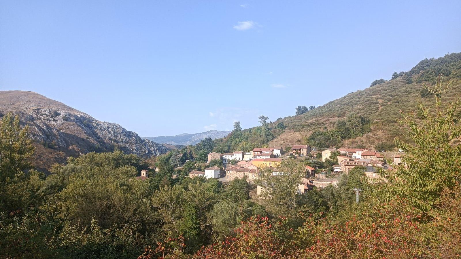 Acercándonos a Villar del Puerto donde tendremos que decidir si bajar a las Hoces de Villar o dar un rodeo por la carretera.