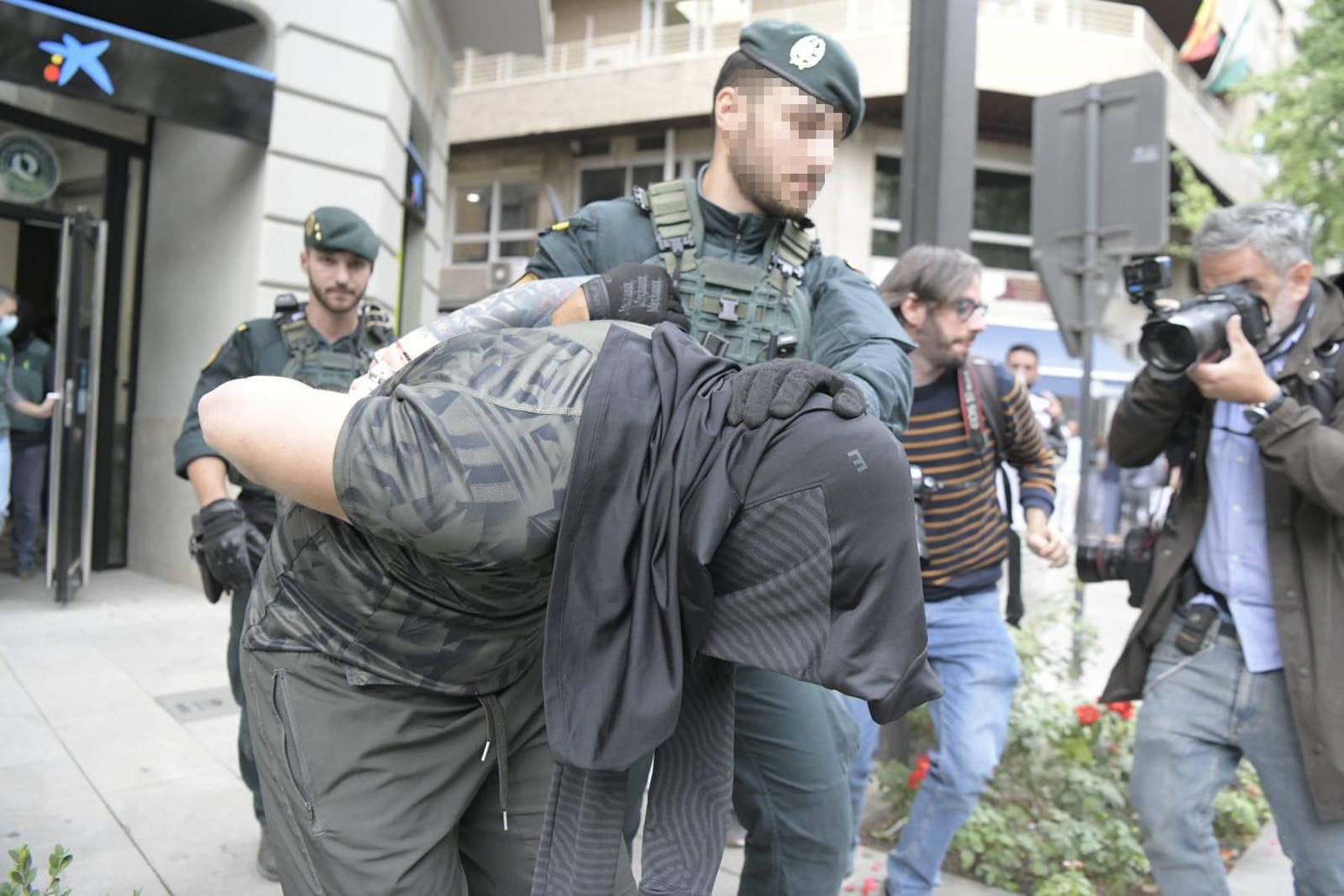 Fotos: así está siendo la operación antidroga de Granada que ha llegado a la Gran Vía con uno de los detenidos