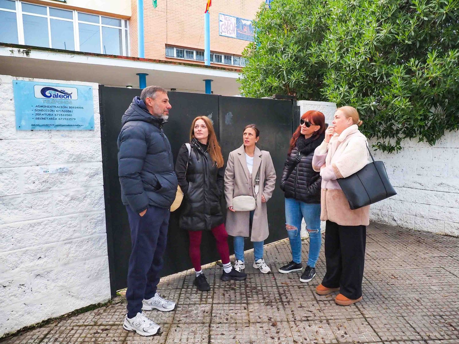 Las madres y padres afectados, en la puerta del IES El Galeón de Isla Cristina, este miércoles