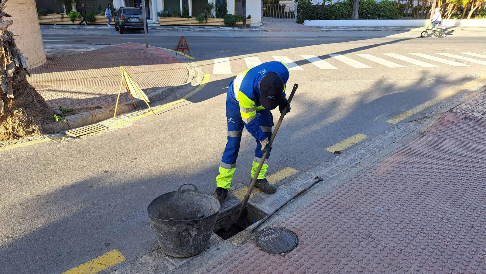 La Mancomunidad realiza más de 25.000 limpiezas de imbornales antes de la época de lluvias en la Costa de Granada La Mancomunidad realiza más de 25.000 limpiezas de imbornales antes de la época de lluvias en la Costa de Granada