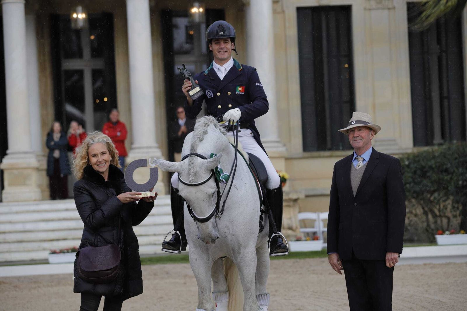 Vasco Mira Godinho muestra orgulloso su trofeo montando a Garret.