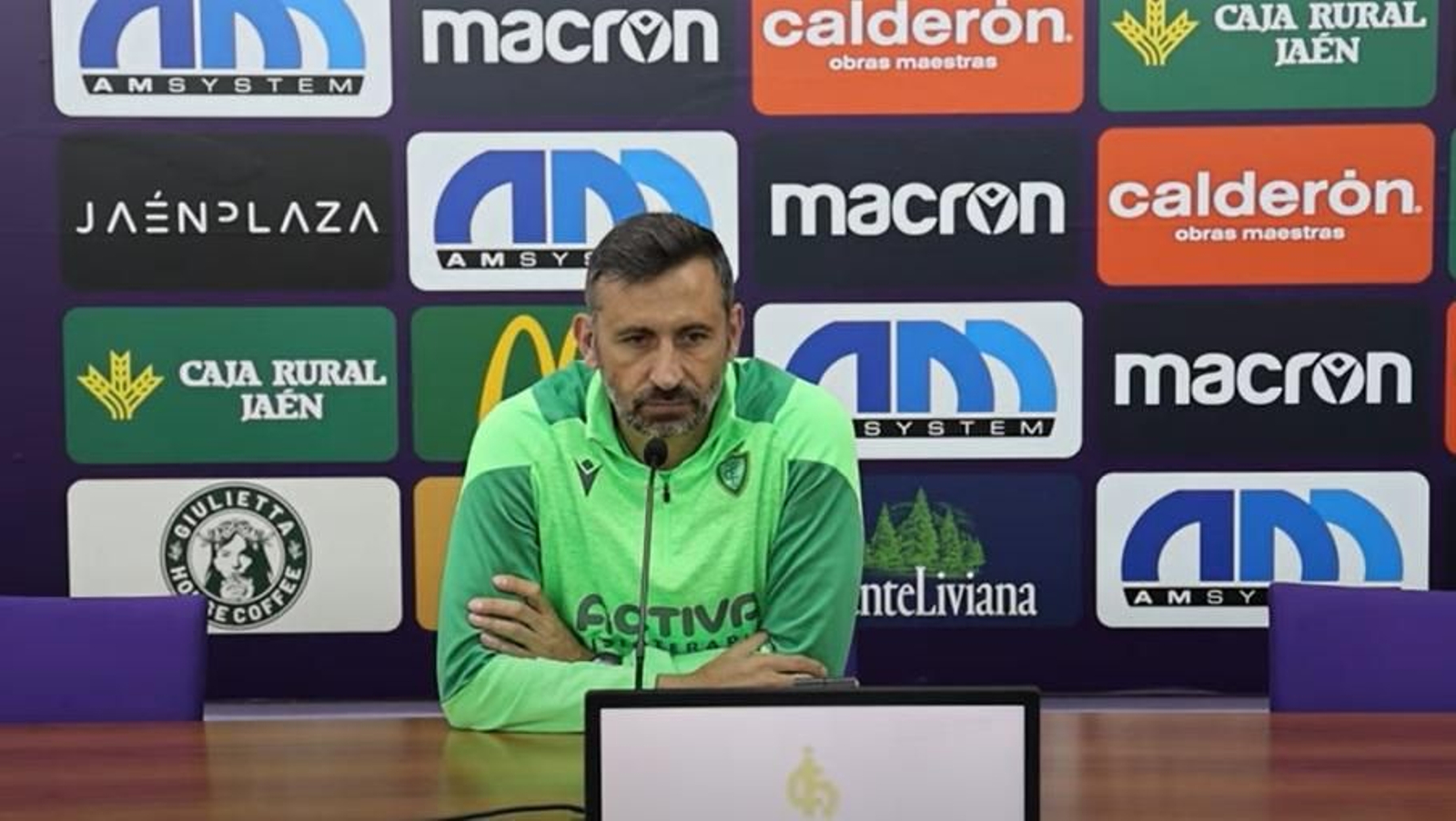 Manolo Herrero atiende a los medios de comunicación en sala de prensa. Manolo Herrero atiende a los medios de comunicación en sala de prensa.