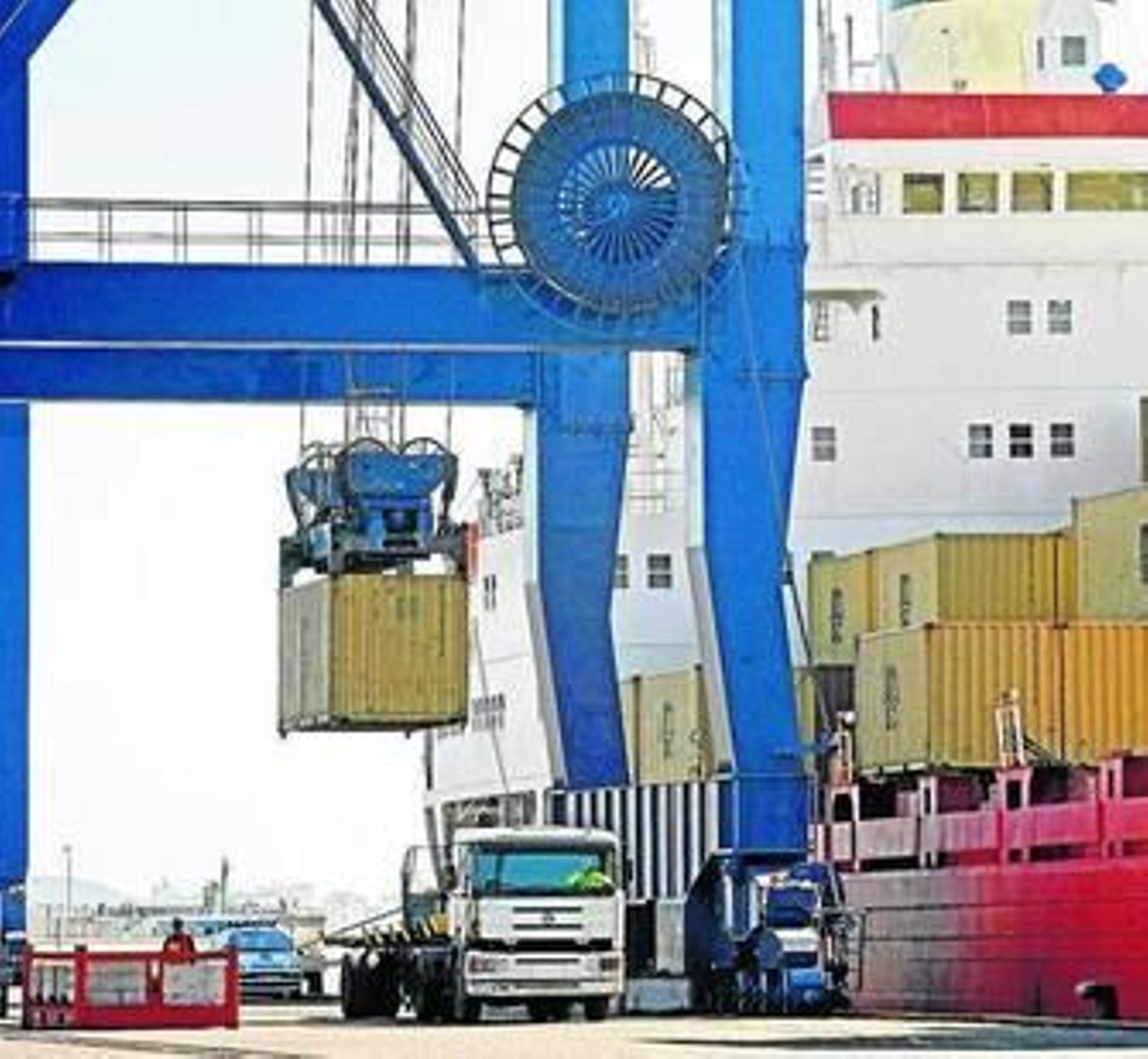 Imagen del puerto de Cádiz durante la carga o descarga de un portacontenedores.