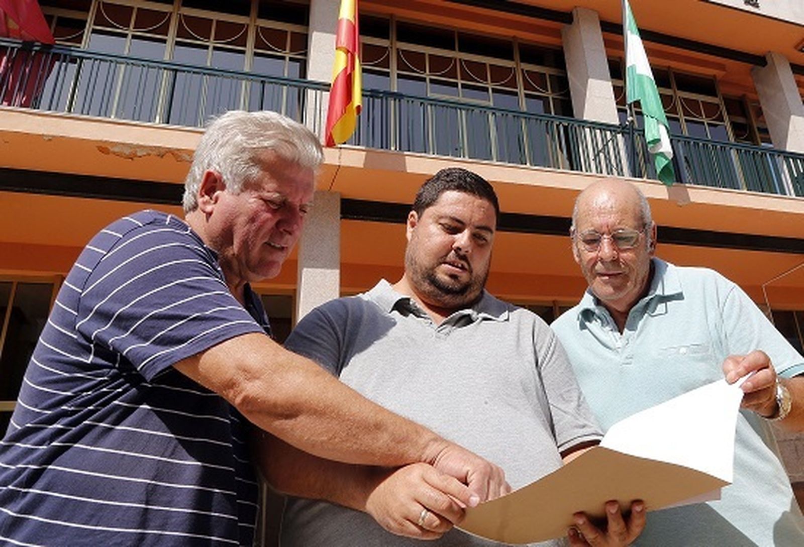 Rafael Salazar, en el centro, en una imagen con miembros de Córdoba Extrarradio.