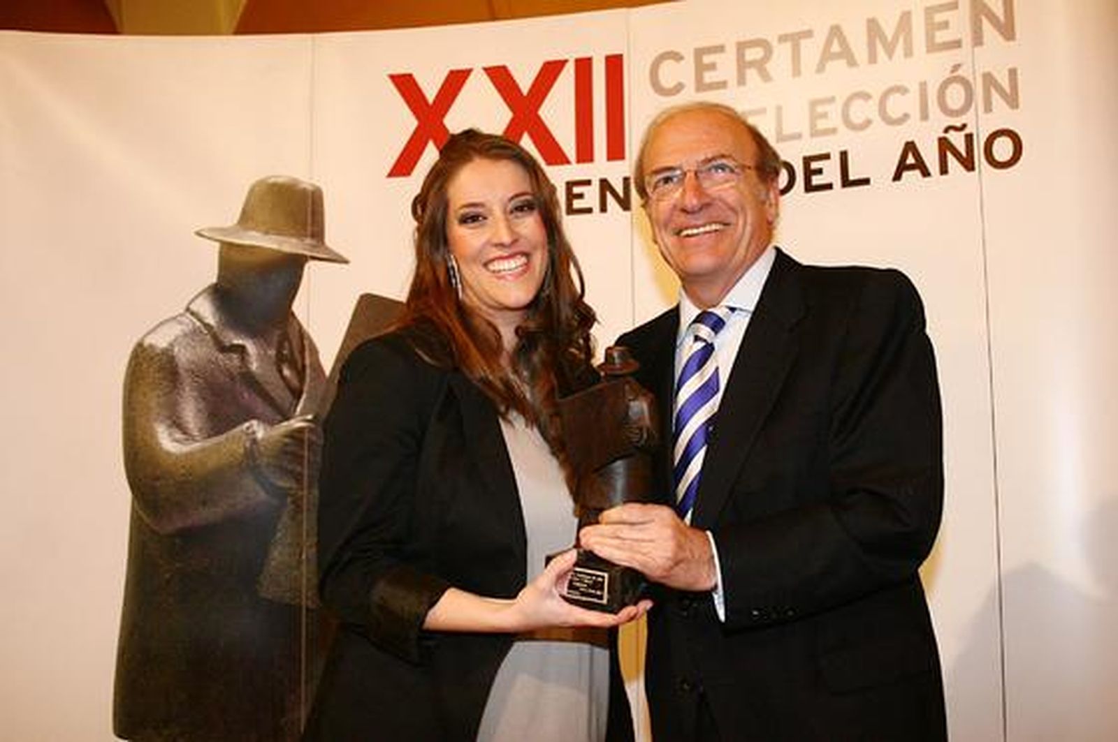 La artista flamenca Argentina recibe de manos de Pedro Rodríguez, alcalde de Huelva, el premio en la categoría de Música y Baile. 

Foto: Alberto Dominguez