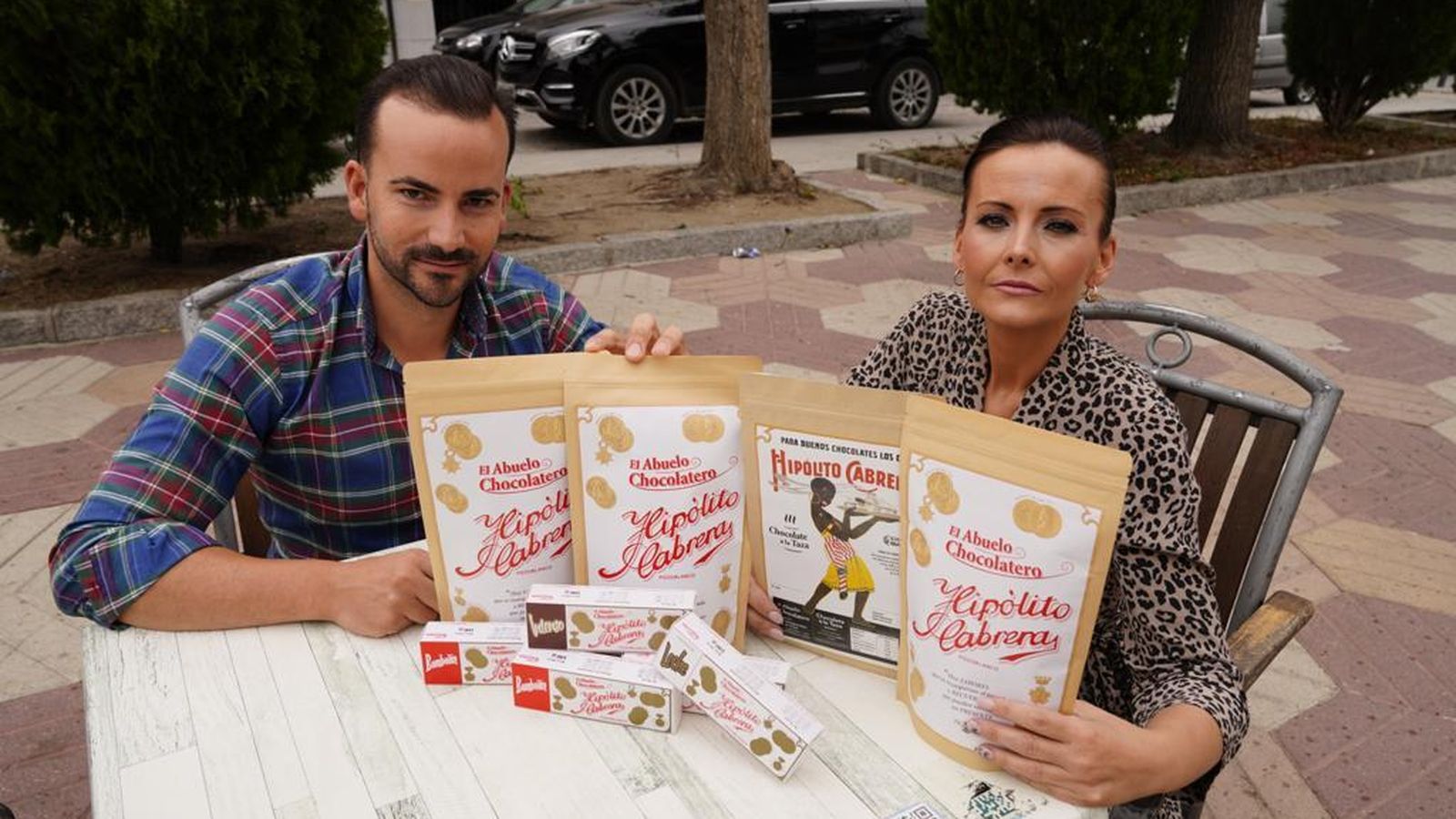 Hipólito y María Jesús Cabrera muestran los chocolates de la saga familiar.