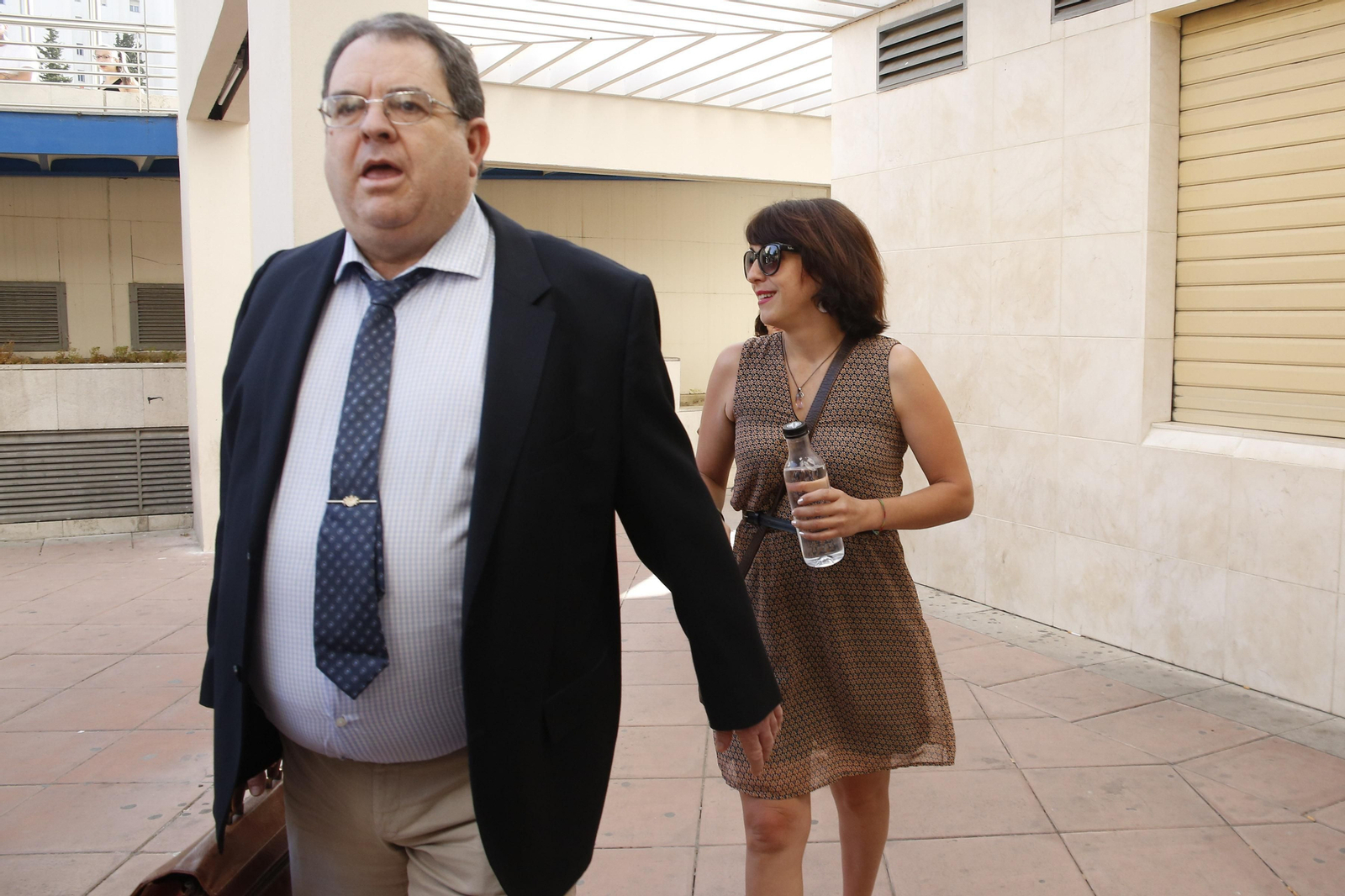 José Estanislao López, junto a Juana Rivas, entrando a los juzgados de Granada.