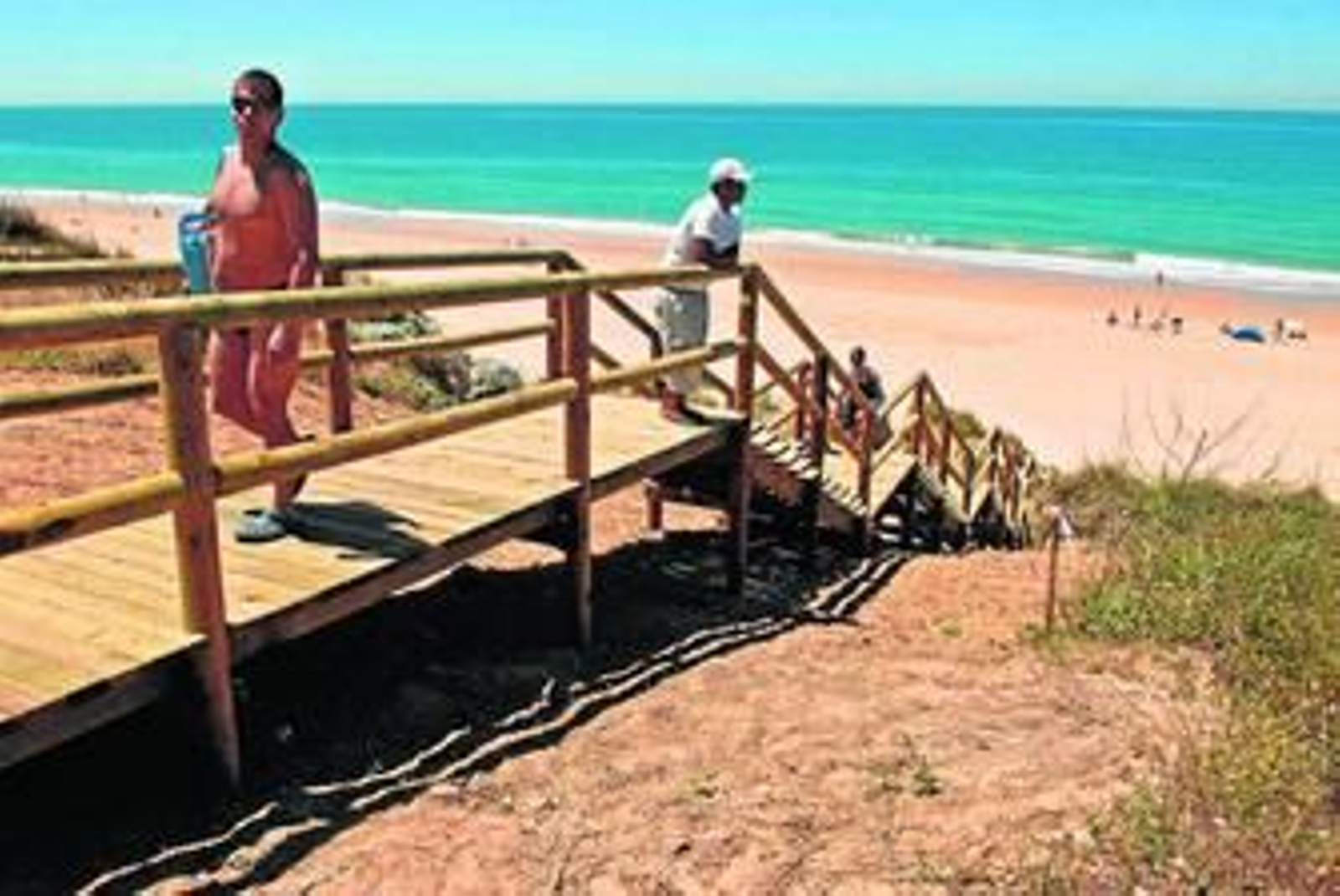 Vista de la nueva pasarela de acceso a la playa habilitada junto al hotel Riu.