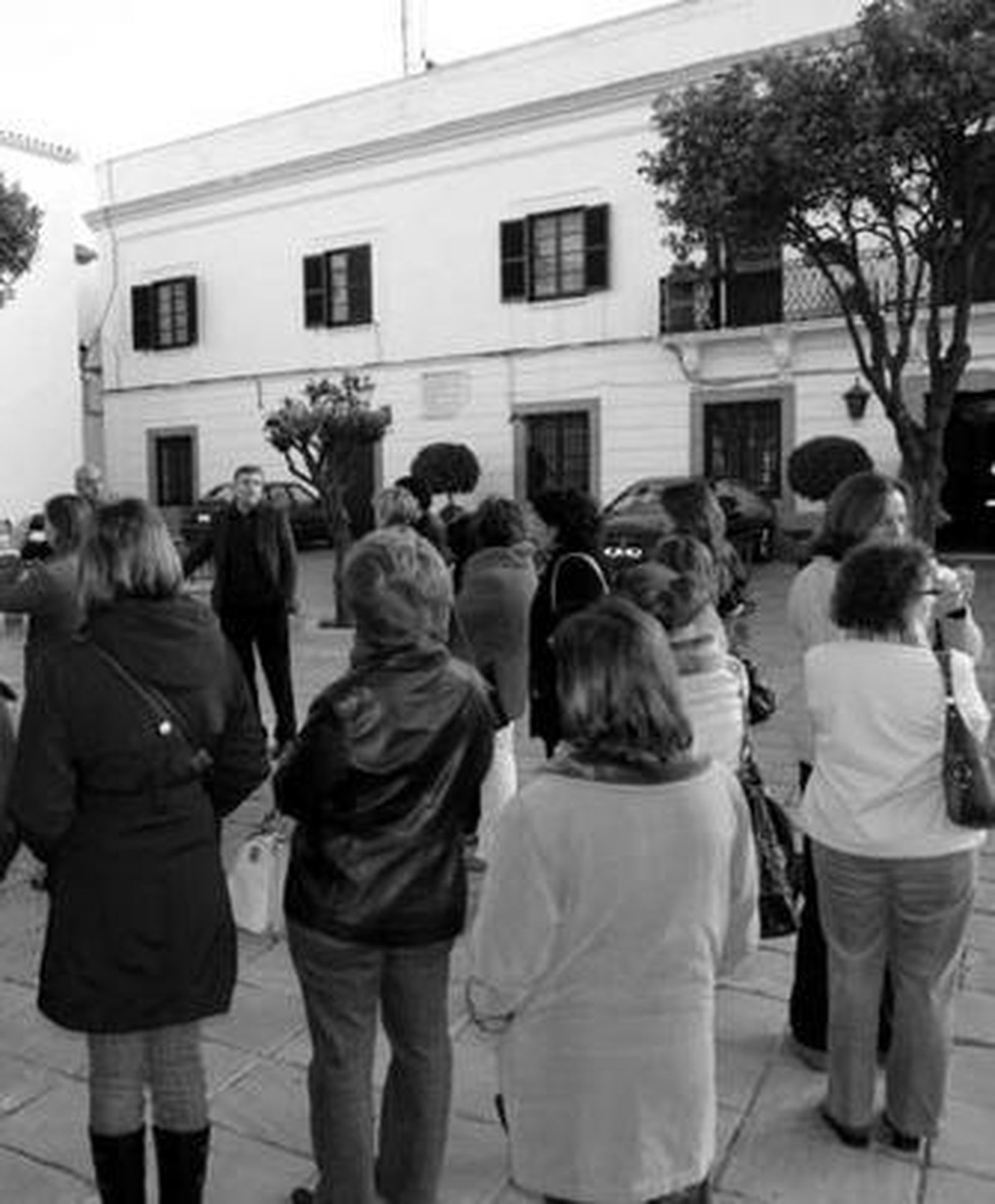 Padres del colegio Gloria Fuertes frente al Ayuntamiento, ayer.