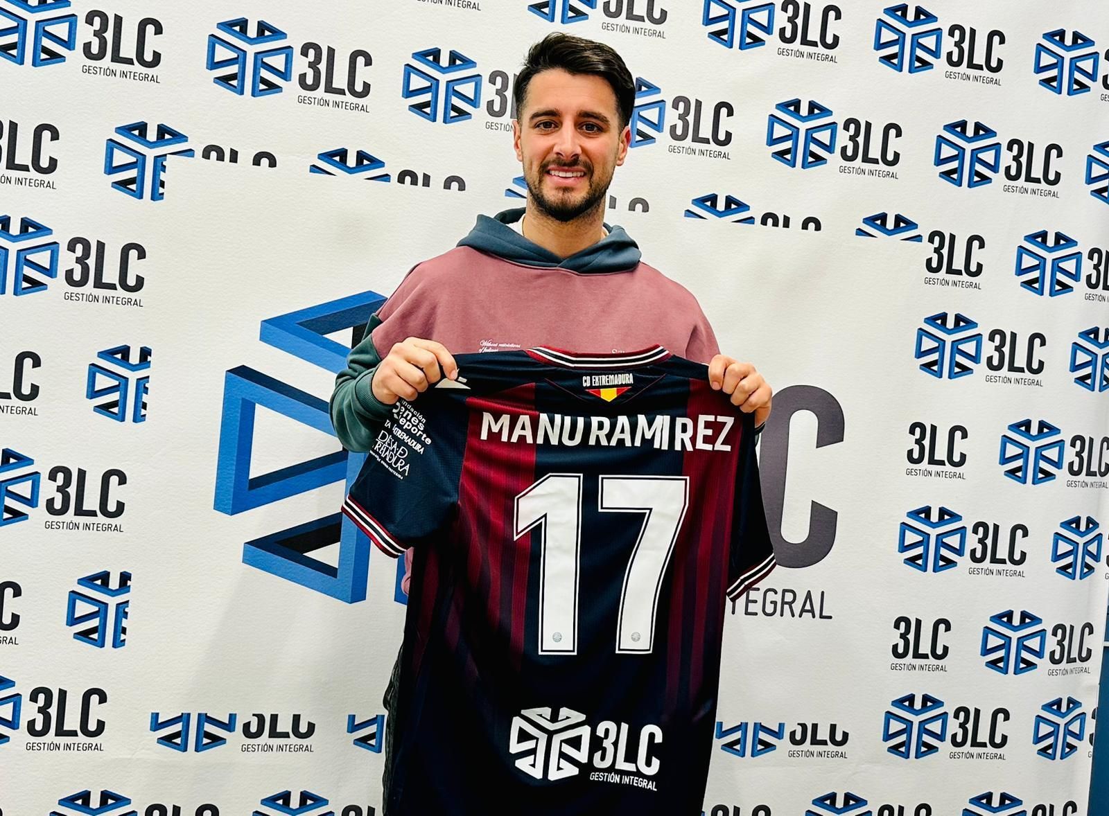 Manu Ramírez posa con la camiseta del CD Extremadura.