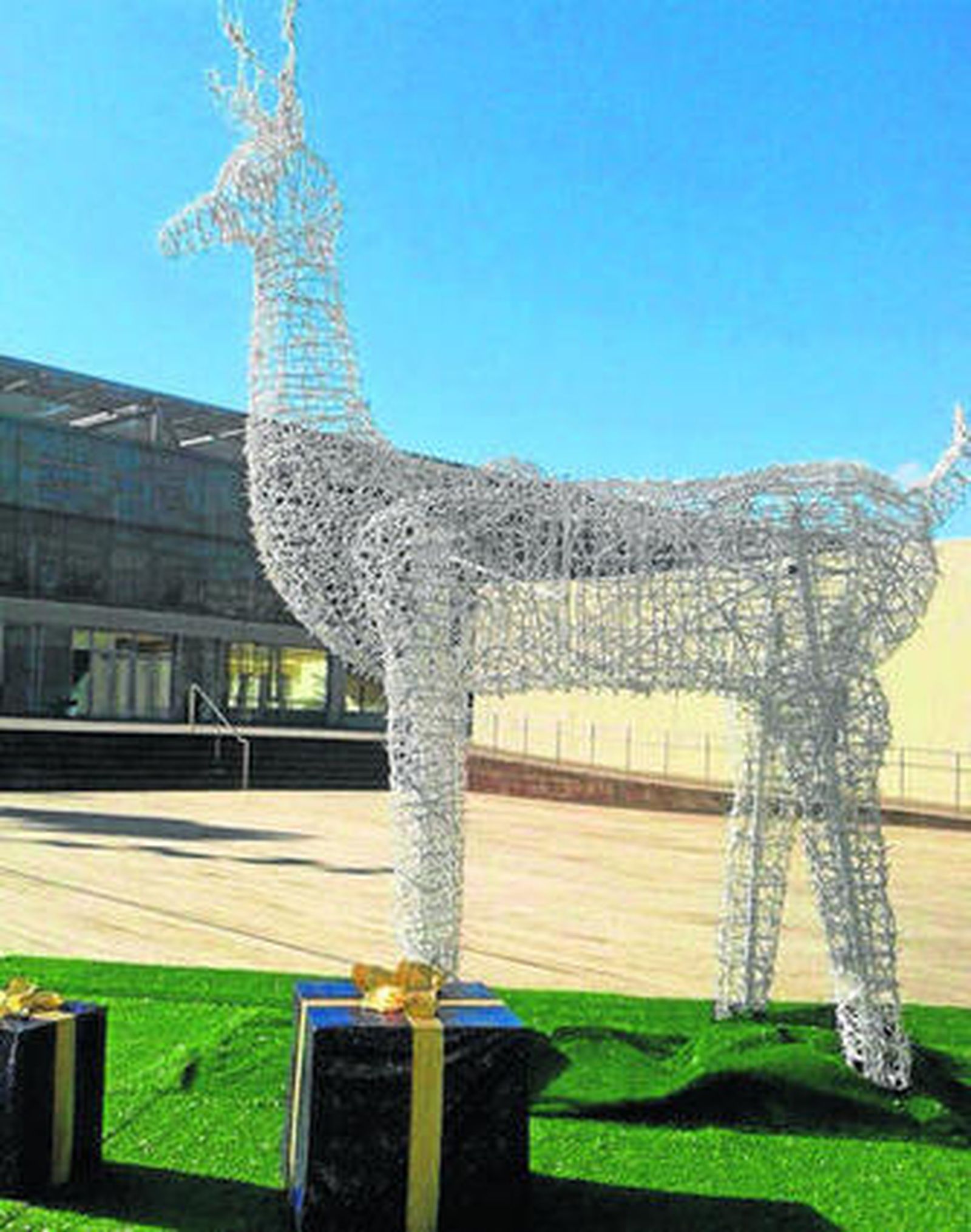 El reno en el exterior del edificio de la Diputación en la calle Pacífico, las pasadas Navidades.