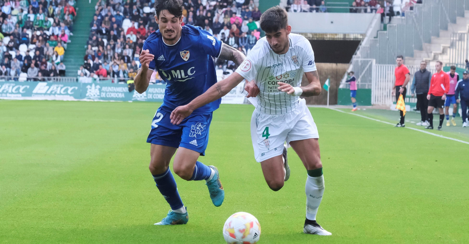 Calderón pugna por el balón con un rival en el partido del Córdoba CF ante el Linares.