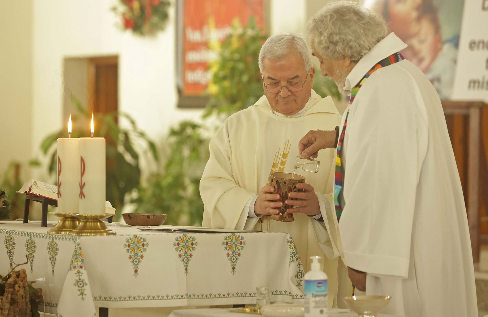 Fotos de la misa conmemorativa de los 50 años de dedicación del padre Pedro a la parroquia y al barrio de La Piñera