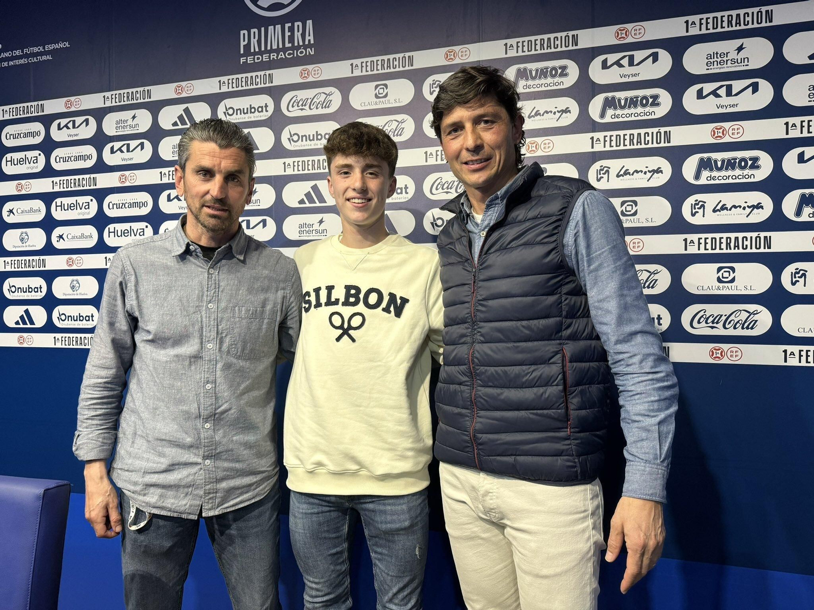 Paco Rodríguez, acompañado de Juan Alfaro y Jesús Vázquez.