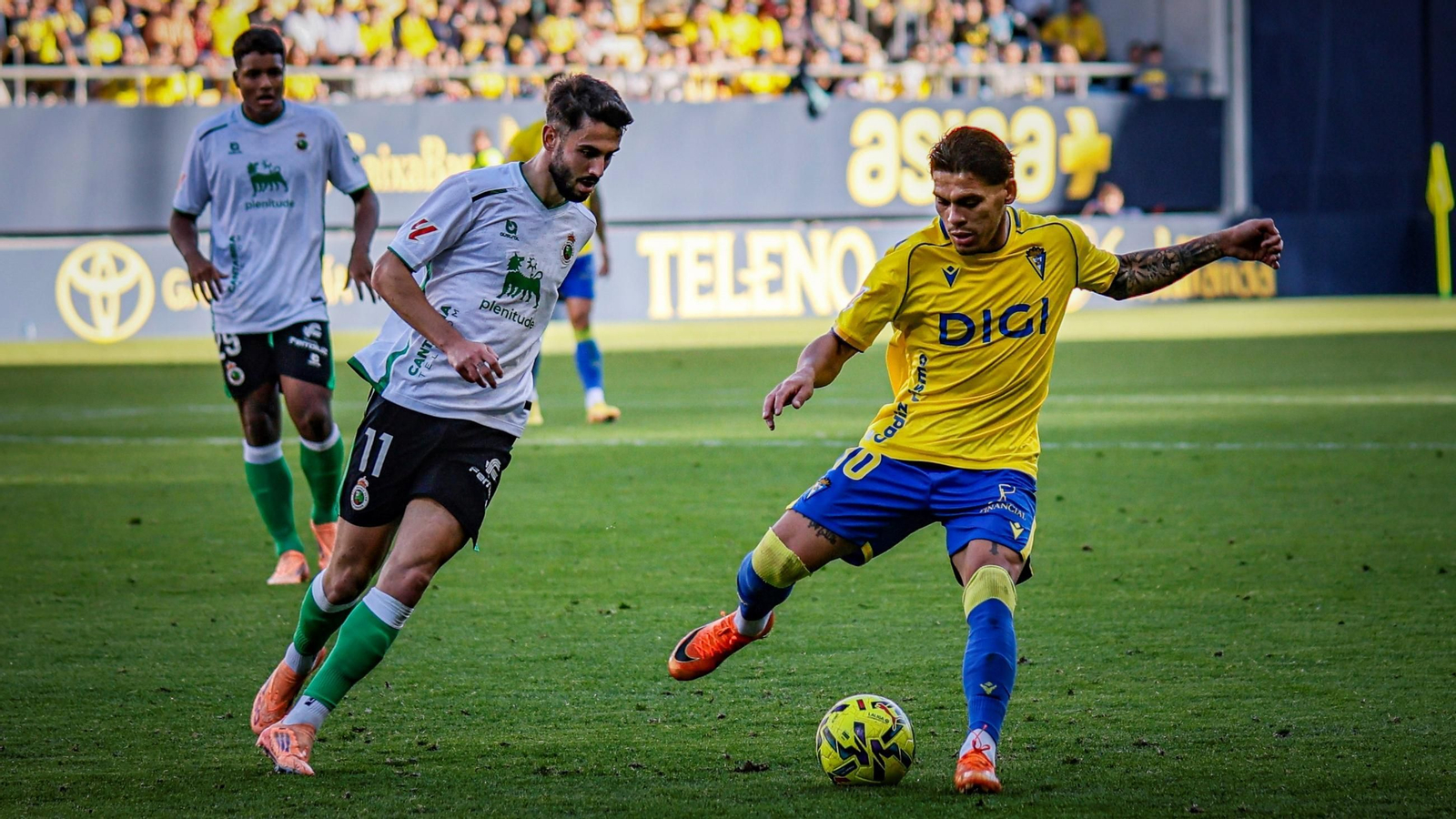 Brian Ocampo con el balón en el partido Cádiz-Racing.