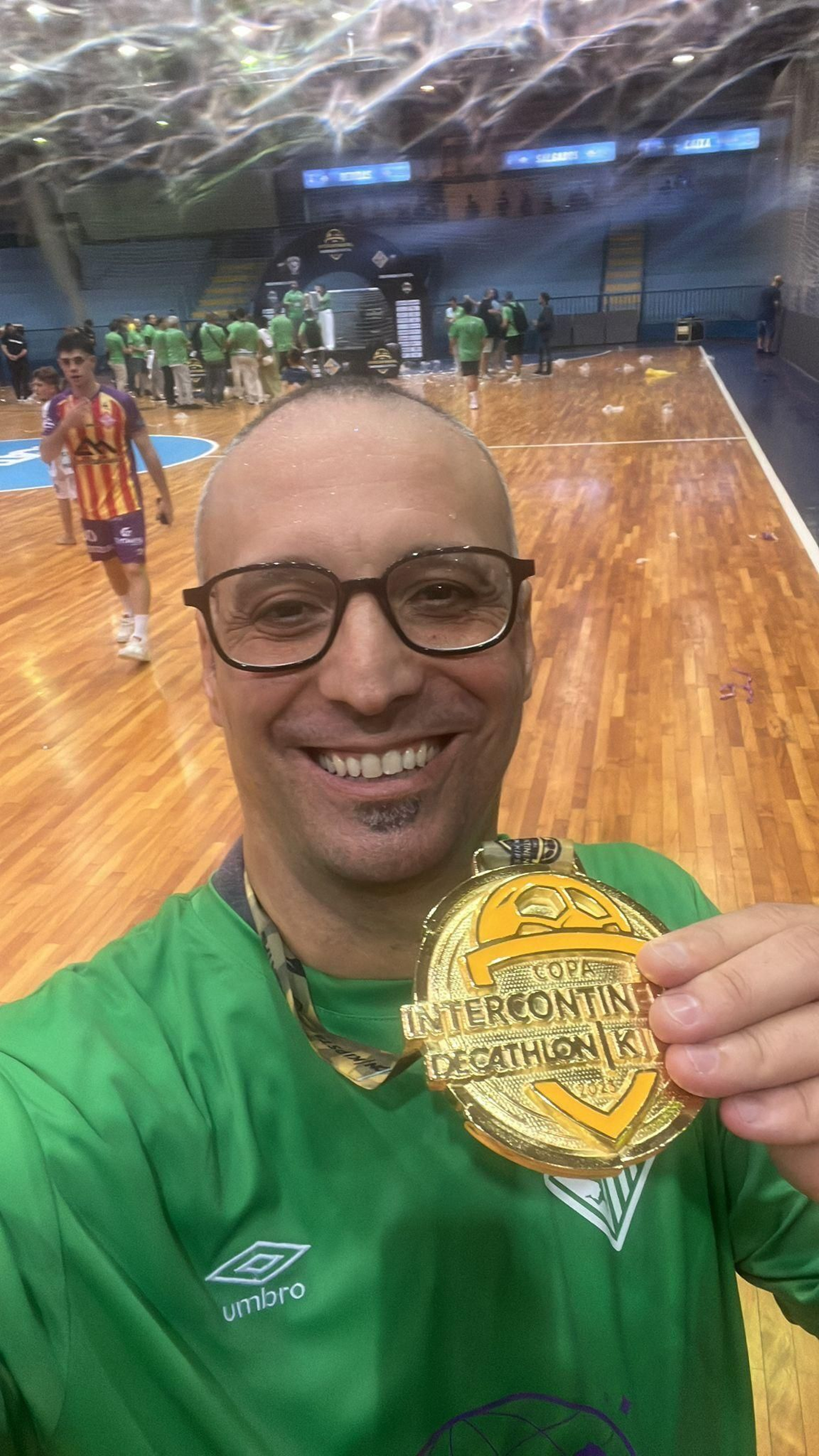 Antonio Vadillo, muy sonriente posando con la medalla de campeón.