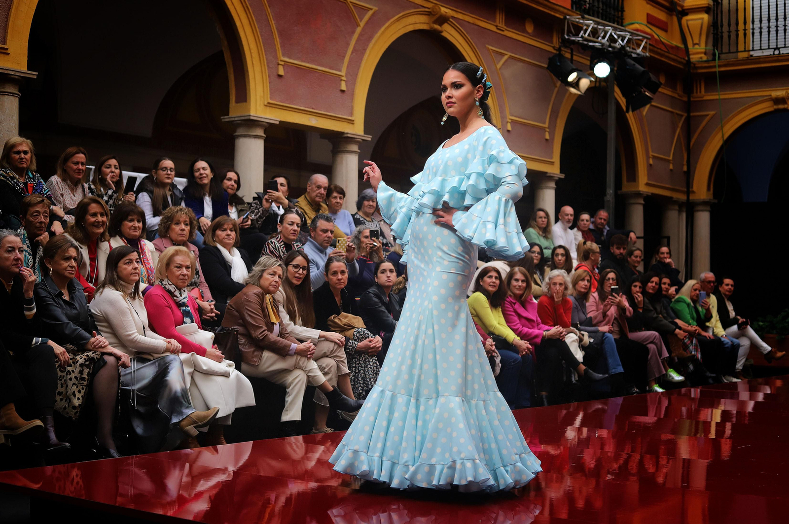 Huelva Flamenca 2023. Imágenes del desfile benéfico de El Ajolí a favor de Cruz Roja Española