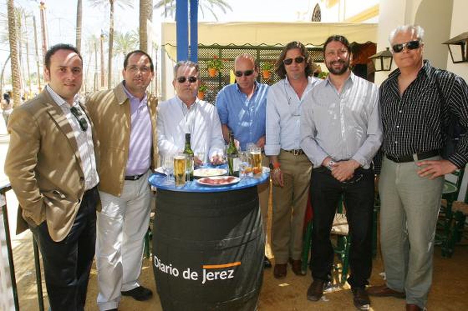 ManuelRosa, Alfonso García, José López, Manolo García, José Antonio Romero y Luis Rebollo, miembros del Foro Ciudadanos de Jerez, junto a Francisco Sánchez Múgica.

Foto: Vanesa Lobo