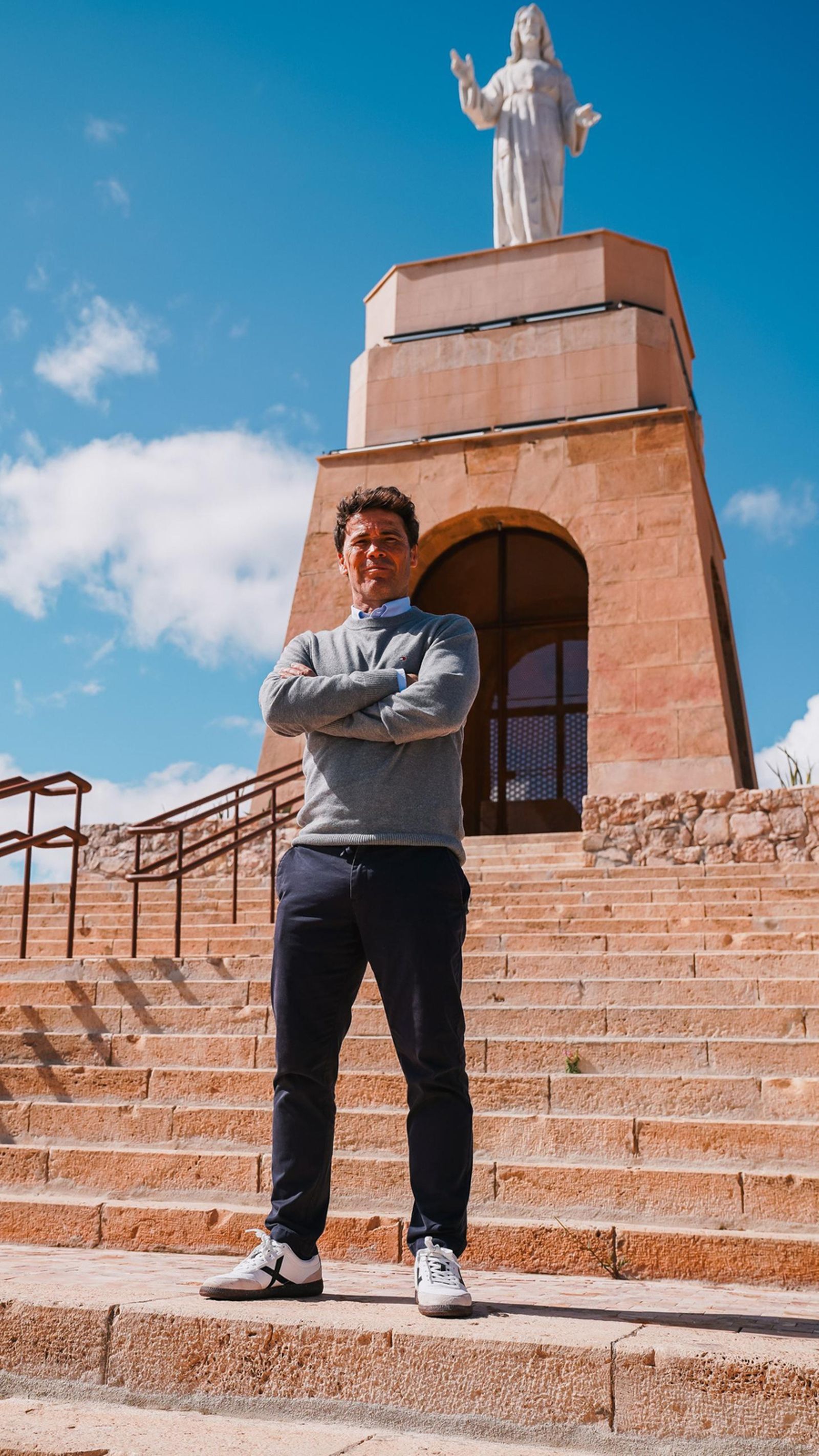 Rubi en la escalinata que da acceso al monumento a San Cristóbal