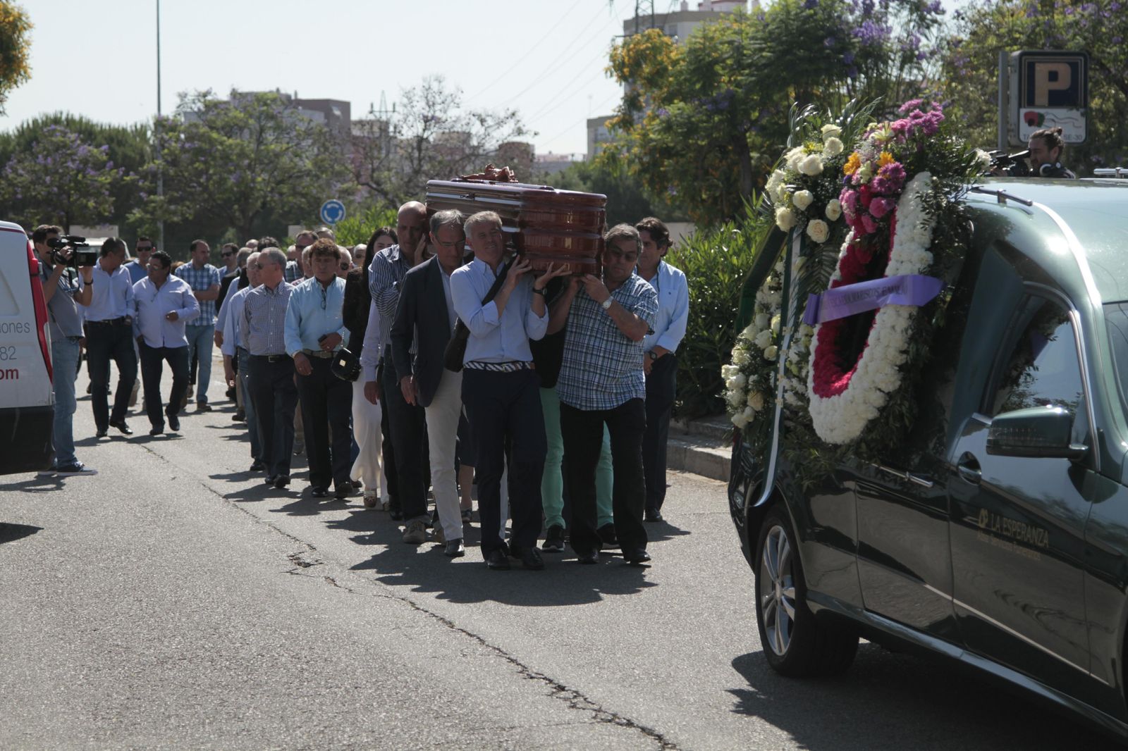 El féretro de Pedro Buenaventura, portado a hombros.