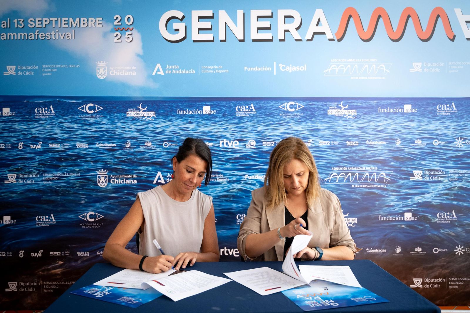 Un momento de la firma del acuerdo.