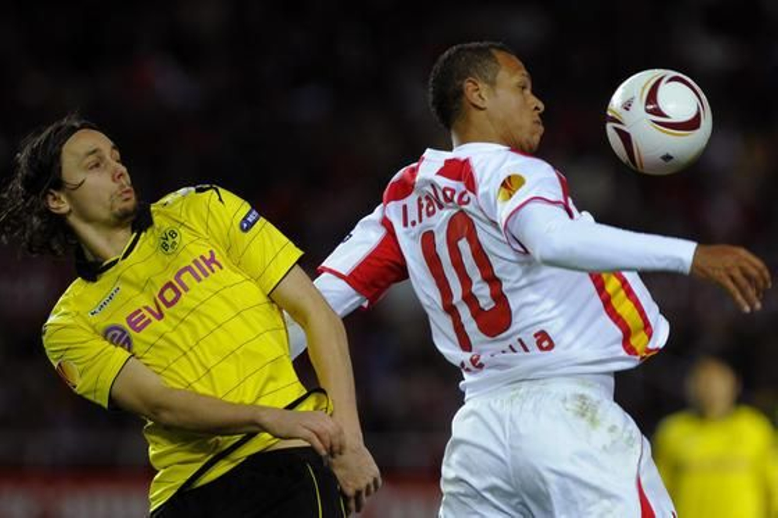 El Sevilla pasa a la siguiente ronda de la Liga Europa tras empatar 2-2 con el Borussia Dortmund. / AFP