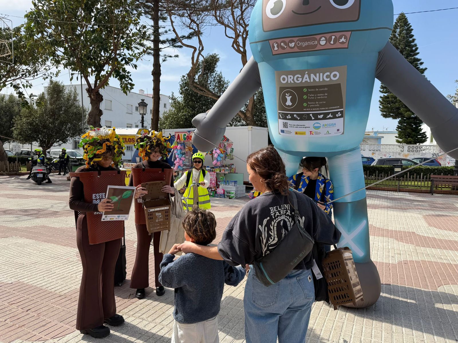 La campaña de la Mancomunidad y Arcgisa para el uso del contenedor marrón llega a Tarifa